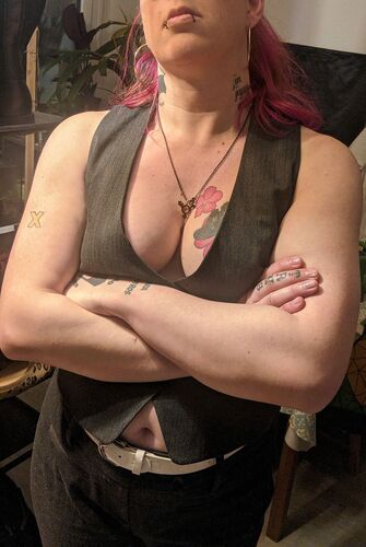 Crossing arms with a vest and nothing underneath is a flattering position for both arm muscles and cleavage. I’m still learning the selfie tricks for muscles.
